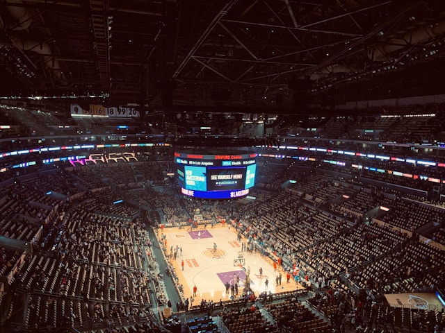 A photo of the Los Angeles Lakers home court.